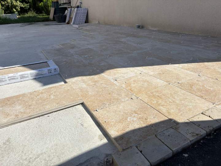 Installation de dalles de travertin sur terrasse Tours